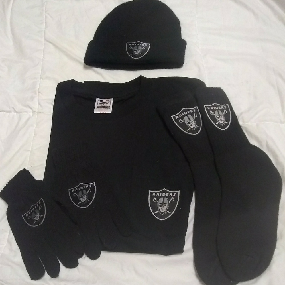Raiders T-Shirt Beanie Socks & Gloves Set